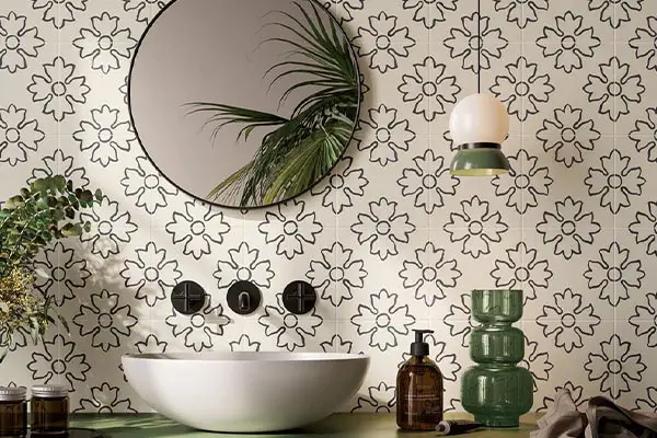 Comment finir une faience murale de salle de bain ?